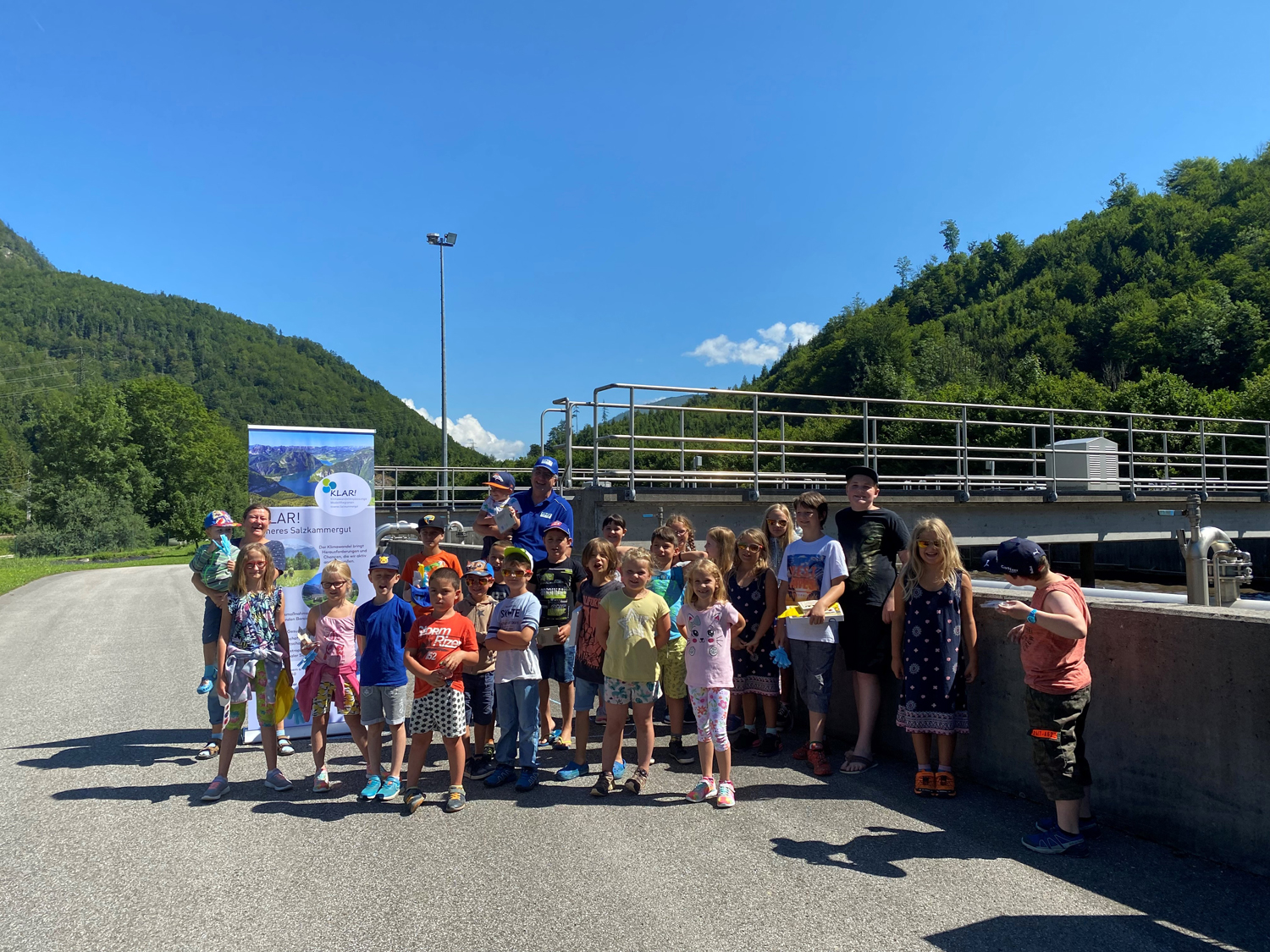 Kinder besichtigen die Kläranlage